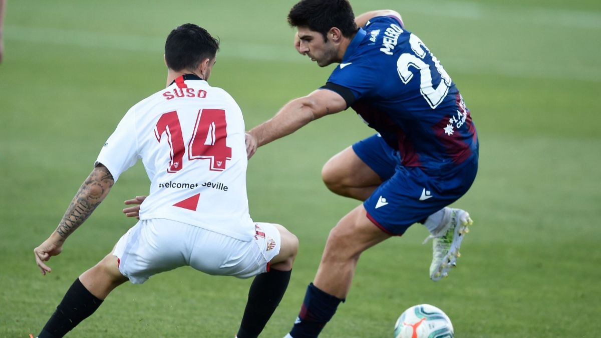 Los jugdores del Sevilla y Levante Suso y Melero durante el partido disputado en La Nucía.