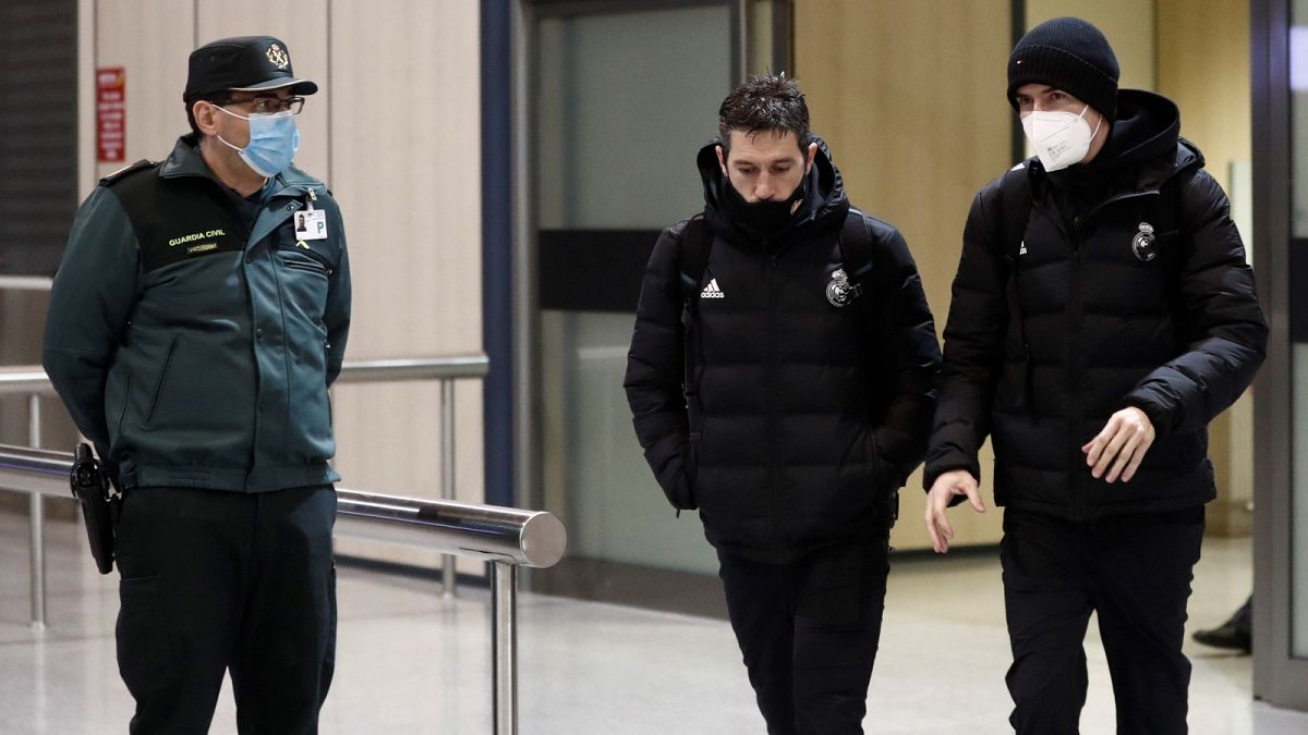 Zidane (derecha), al frente de la expedición del Real Madrid a su llegada al aeropuerto de Pamplona