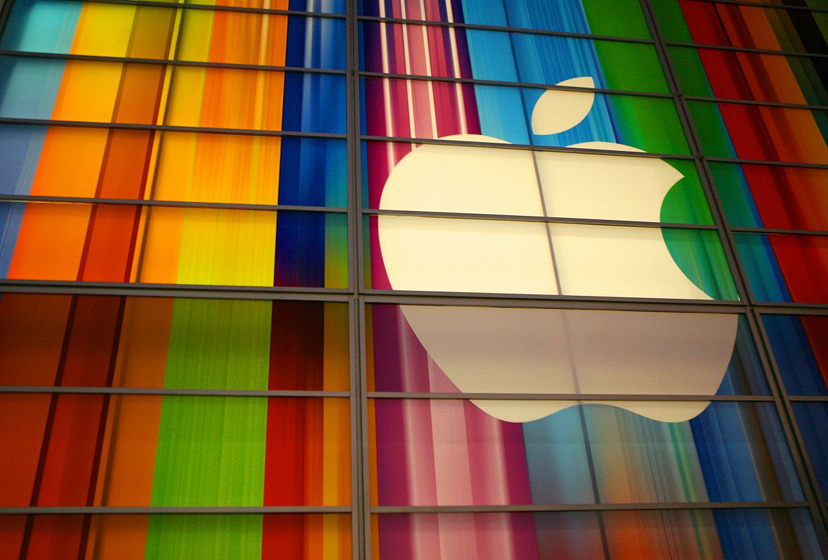 Logo de Apple en una fachada de San Francisco