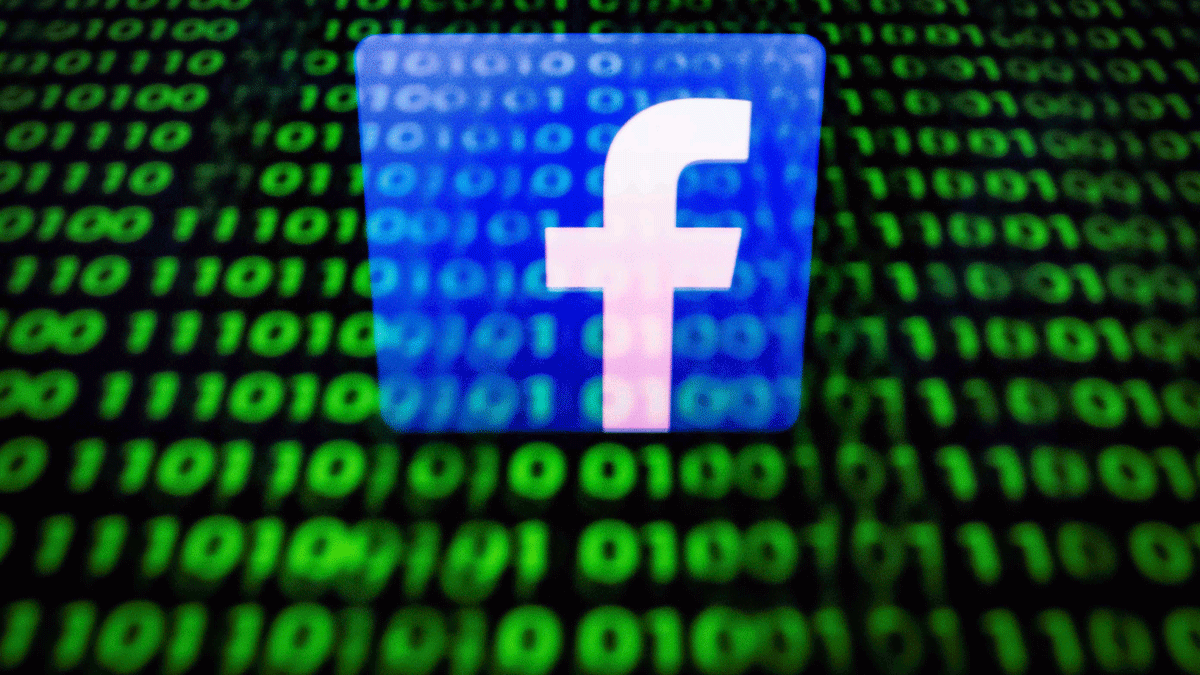 Logotipo de Facebook sobre un código binario