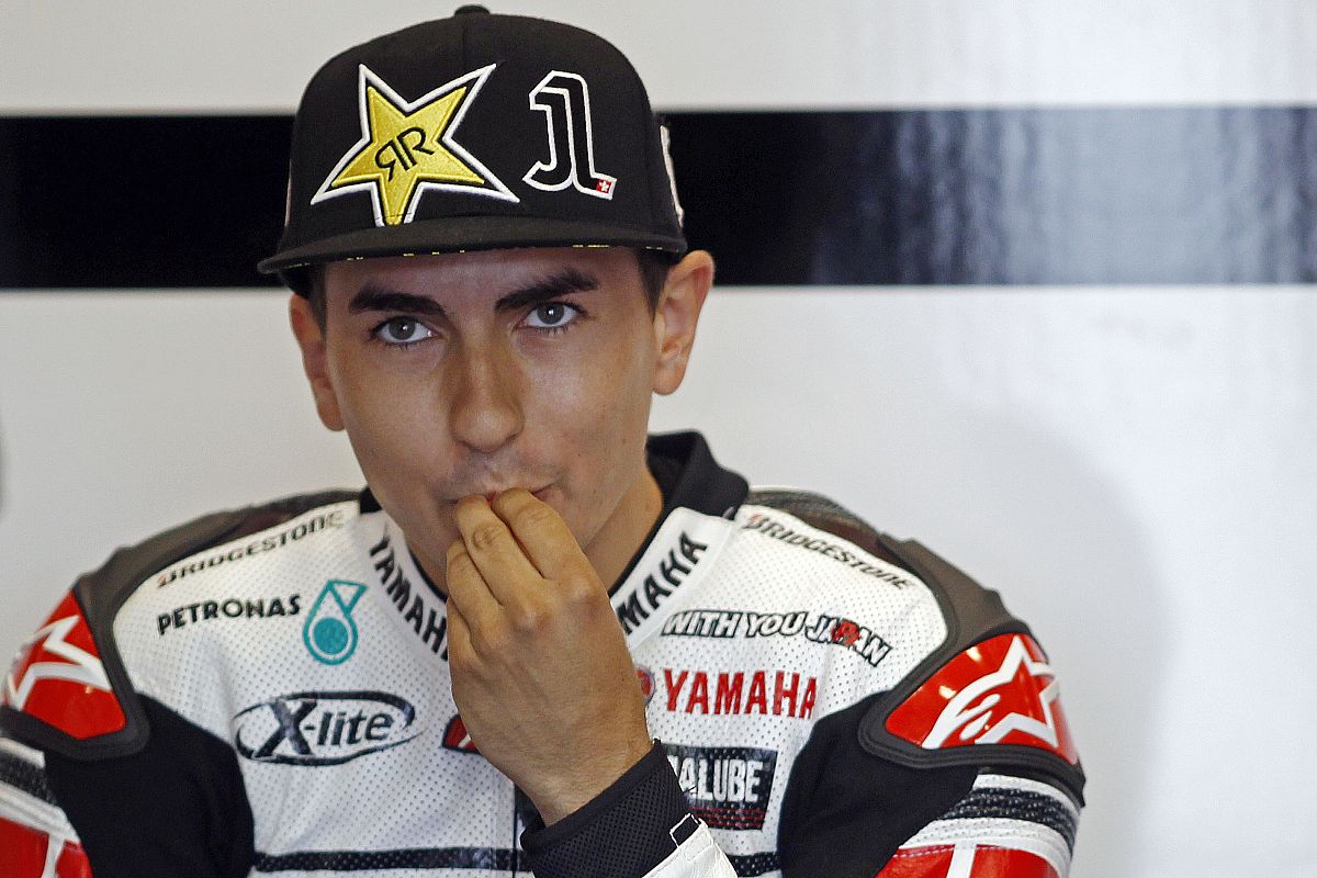 Jorge Lorenzo observa la pantalla con los tiempos.