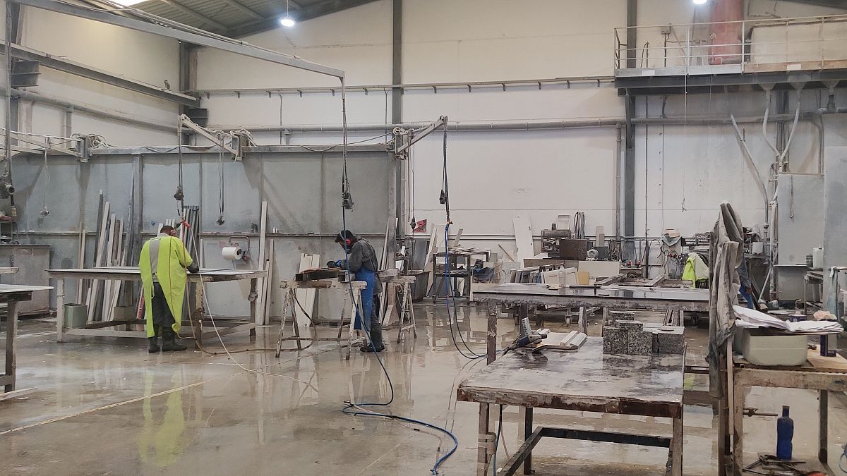 Operarios trabajan en una marmoleria en Montemayor (Córdoba) 