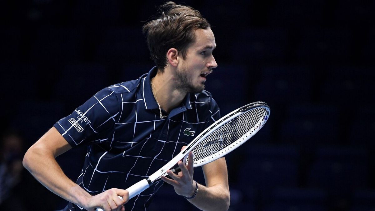 Daniil Medveev devuelve una bola ante Rafa Nadal.