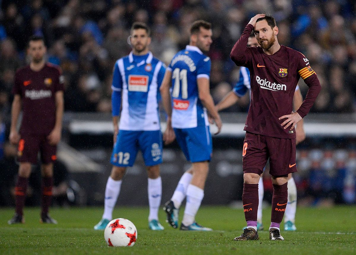 Messi se lleva la mano a la cabeza antes de lanzar el penalti.