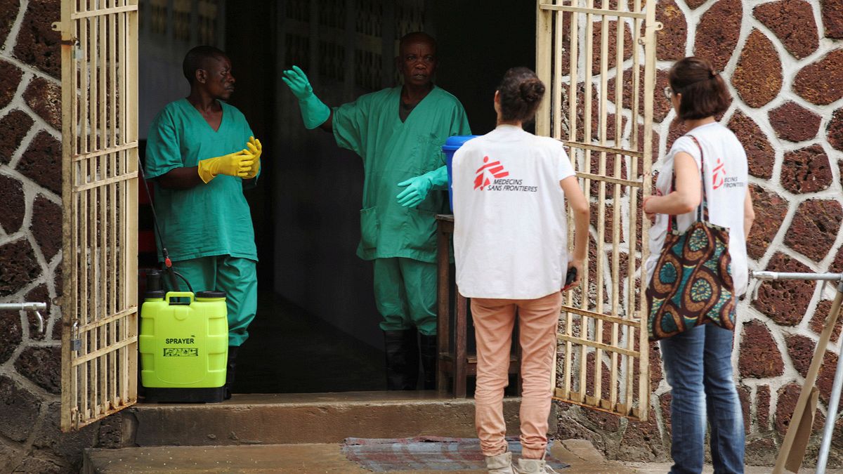 Miembros de Médicos Sin Fronteras hablan con sanitarios