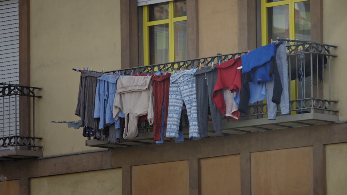 Imagen de ropa tendida en una vivienda con escaso espacio exterior.