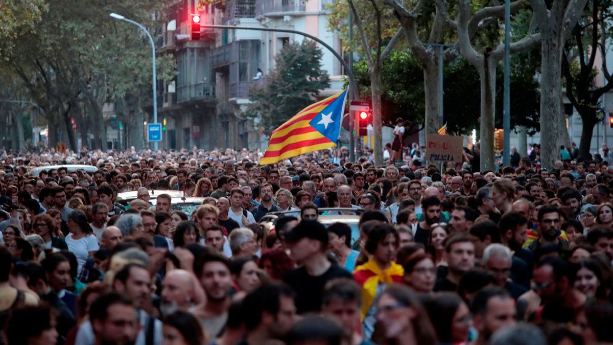 Miles de personas durante una protesta en la plaza de Urquinaona en Barcelona.
