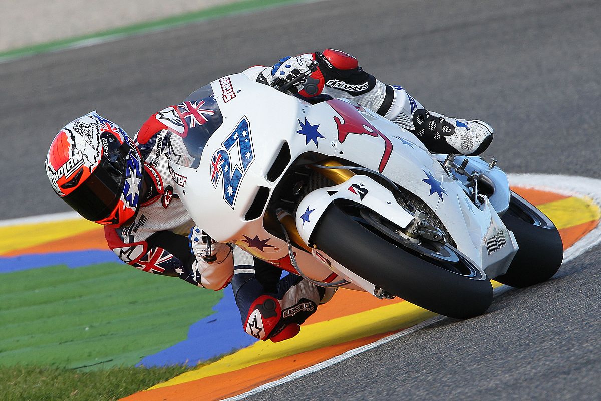 Casey Stoner sobre su nueva Honda blanca, con estrellas de la bandera australiana y un simbólico canguro en el carenado.