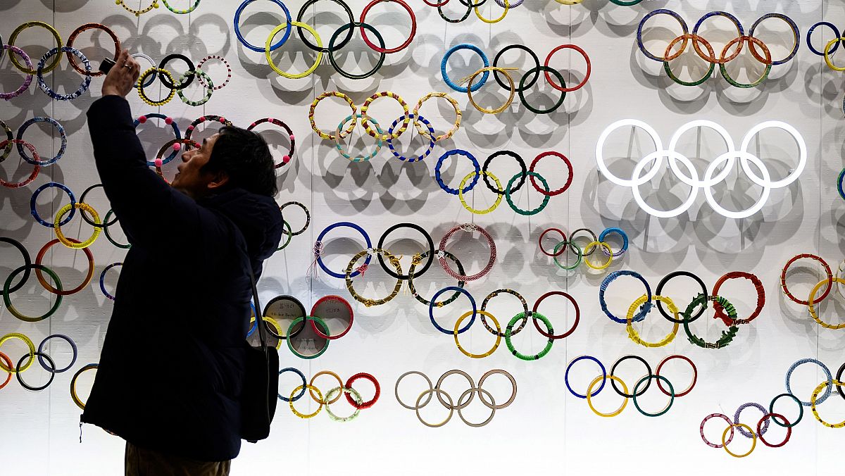 Un hombre saca una foto en el museo olímpico de Japón
