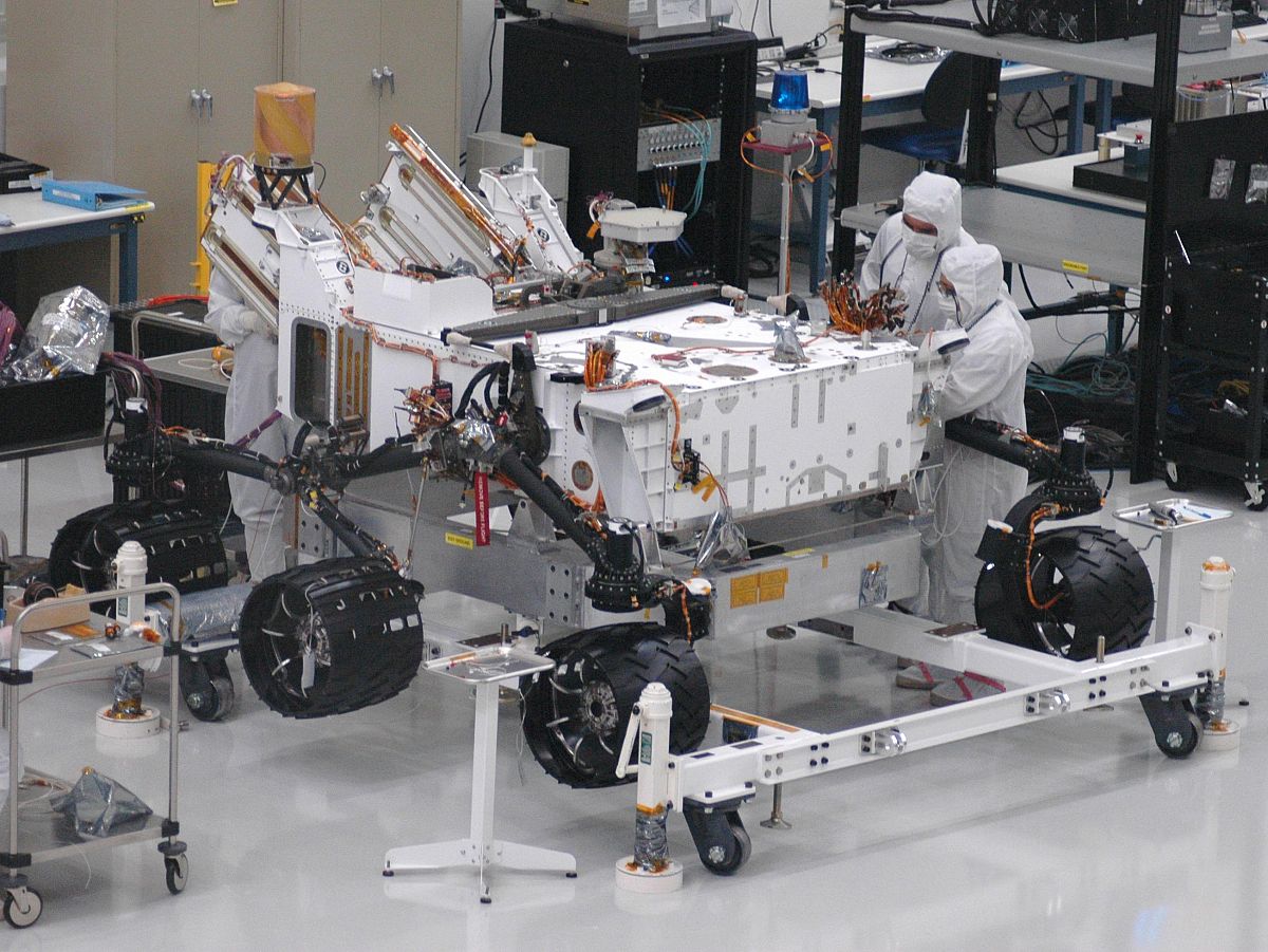 Imagen de la nave 'Curiosity' en su puesta a punto antes de su partida al espacio