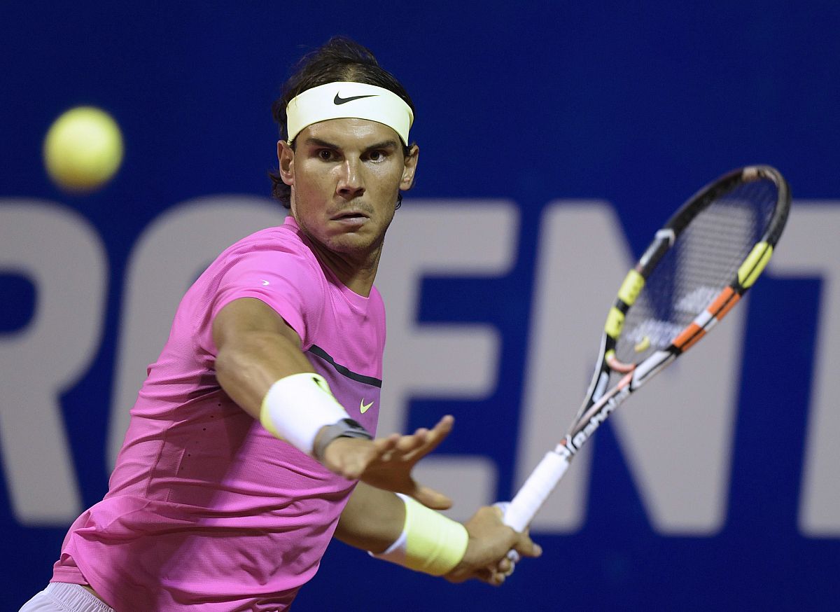 El tenista español Rafa Nadal devuelve la bola al argentino Federico Delbonis en el Abierto de Buenos Aires.