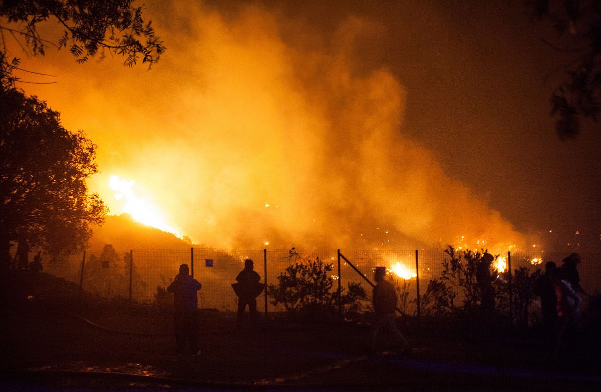 El fuego avanza en Valparaiso y amenaza con llegar a la ciudad portuaria.
