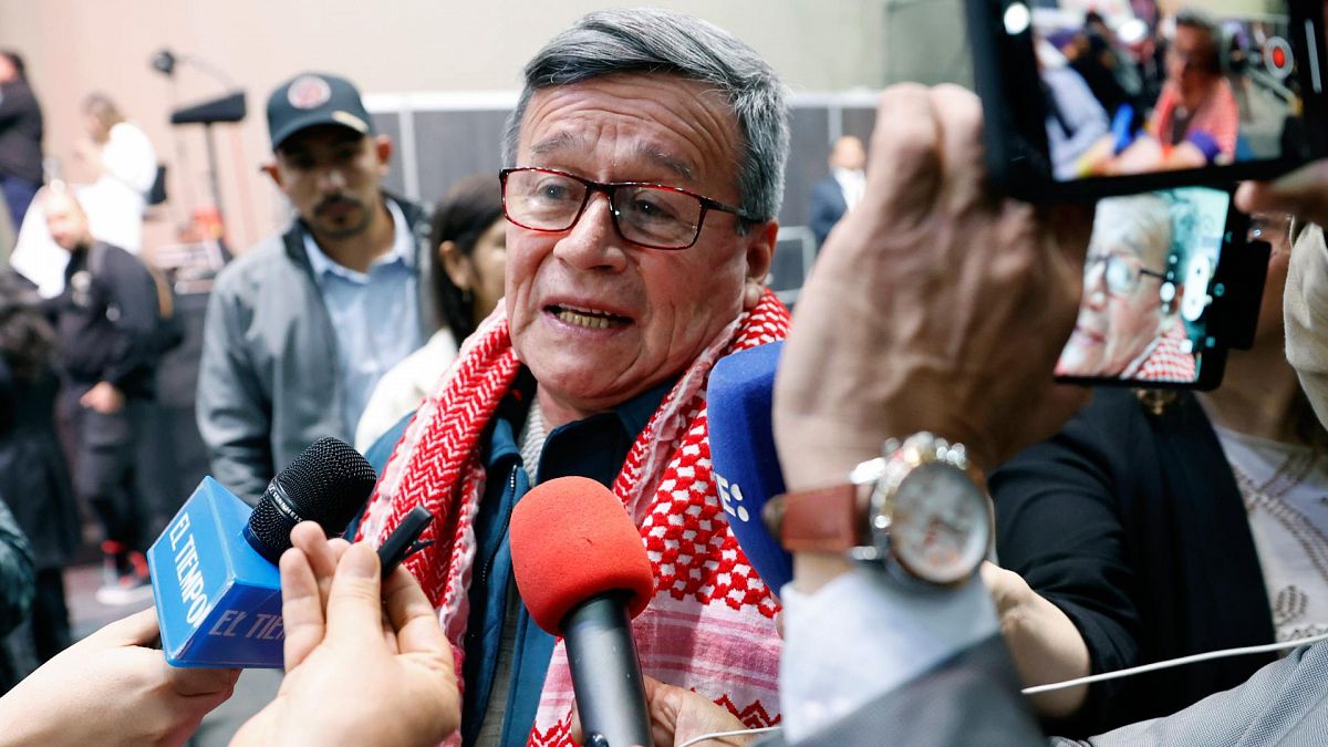 Pablo Beltrán, jefe negociador del ELN, habla con los medios de comunicación