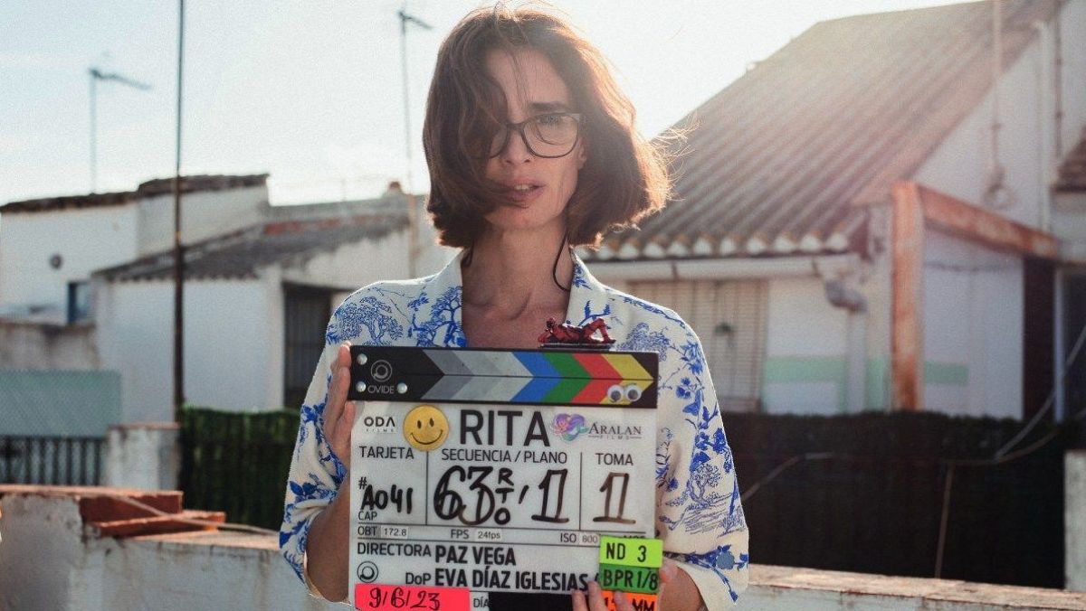Paz Vega, directora de 'RITA', en rodaje.  Claqueta con datos: 9/6/23, secuencia 63/1, toma 11.  Atuendo informal, expresión seria.