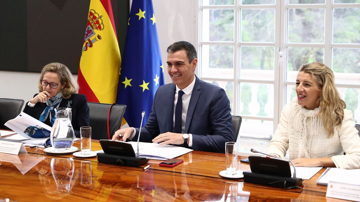 El presidente del Gobierno, Pedro Sánchez, junto a la vicepresidenta primera, Nadia Calviño, y la vicepresidenta segunda, Yolanda Díaz, en la Moncloa