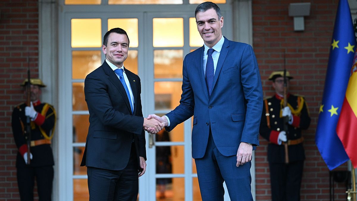El presidente del Gobierno, Pedro Sánchez (d), y el presidente de la República del Ecuador, Daniel Noboa (i)