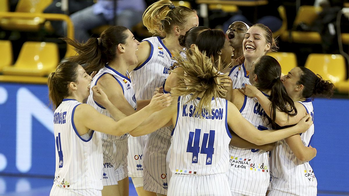 Las jugadoras del Perfumerías Avenida celebran su victoria ante el Spar Girona.