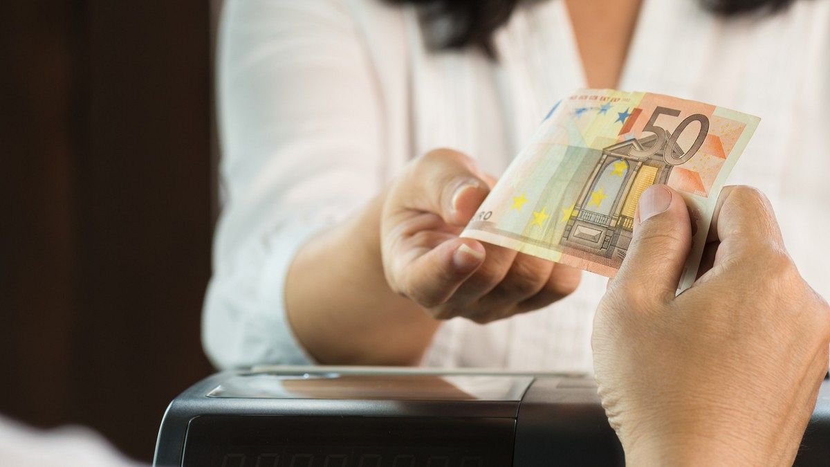 Una persona paga en un comercio con un billete de 50 euros