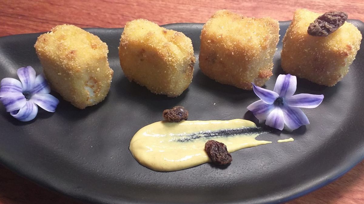 Plato receta de croquetas de pollo asado y pasas