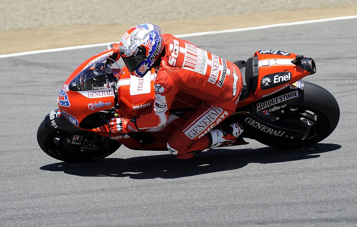 Casey Stoner ha marcado el mejor tiempo en los primeros entrenamientos libres.