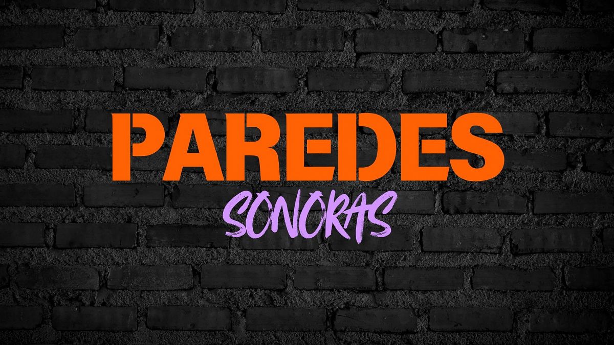 Título "PAREDES" en naranja y subtítulo "SONORAS" en lila sobre un muro de ladrillo oscuro.  Posible programa de radio o podcast.