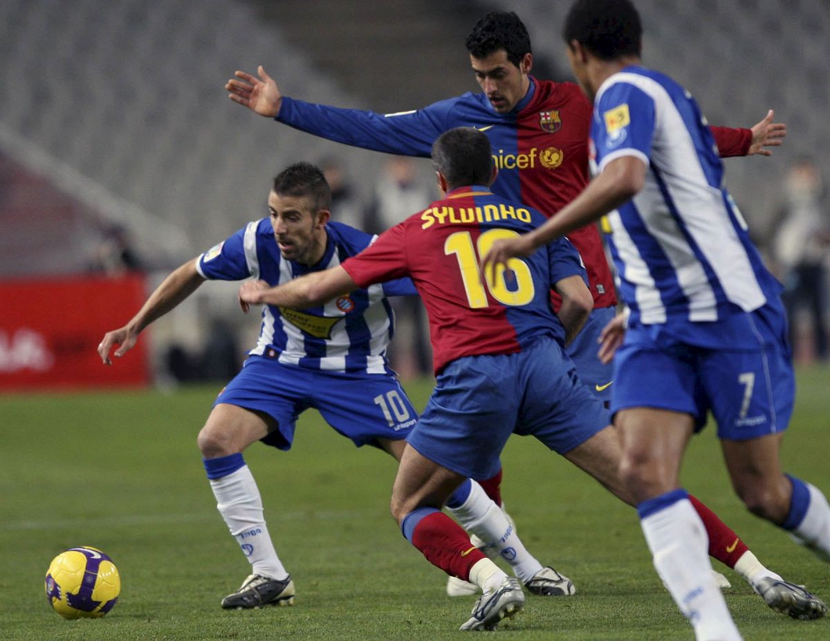 Luis García trata de escapar del brasileño Sylvinho y de Sergio Busquets.