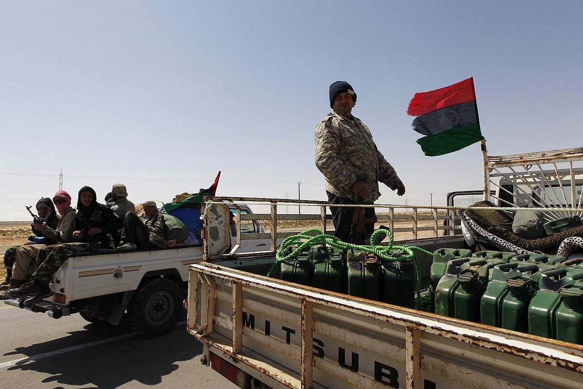 El primer petrolero se aproxima a Tobruk | RTVE.es