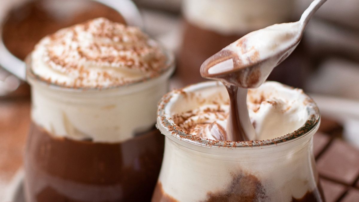 Así se hace el dakly, la copa más famosa de nata y chocolate