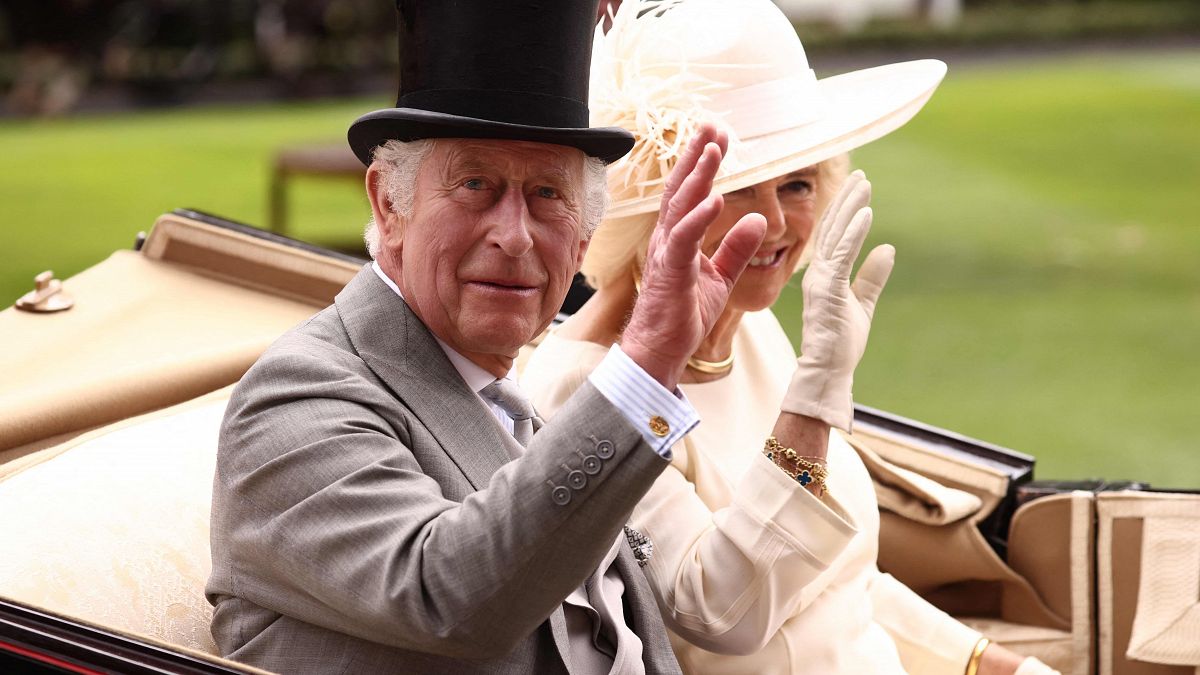 El rey Carlos III acompañado de la reina consorte Camila