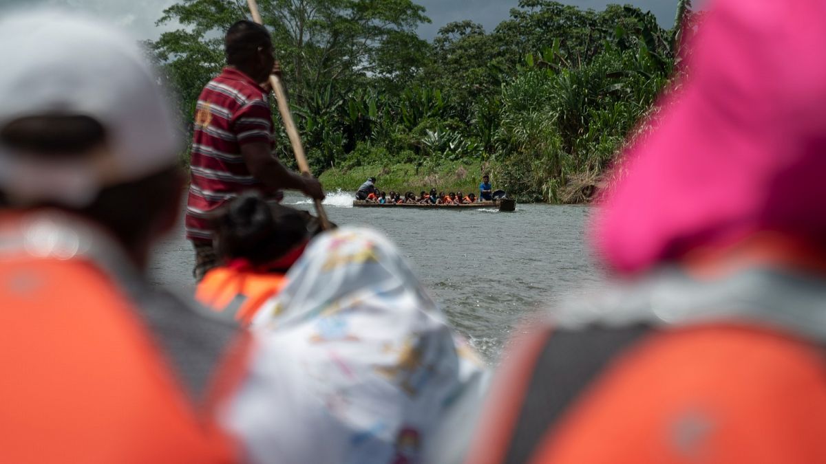 Dos mujeres embarazadas cruzan la ruta más peligrosa del mundo en tiempos  de Covid-19