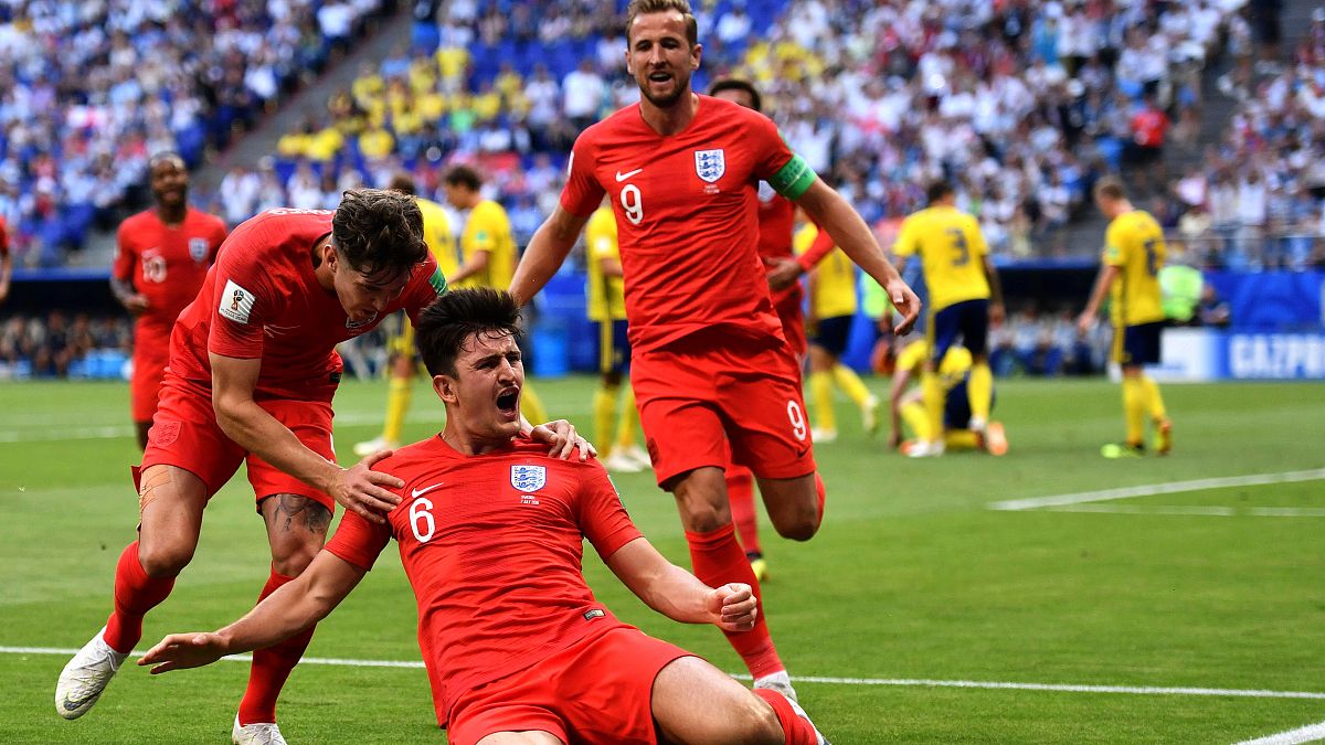 Los jugadores de Inglaterra celebran el gol de Maguire a Suecia.