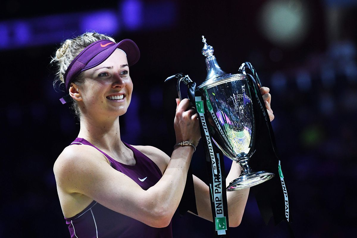 La ucraniana Elina Svitolina posa sonriente con el trofeo que le acredita como ganadora de las WTA Finals, en Singapur.