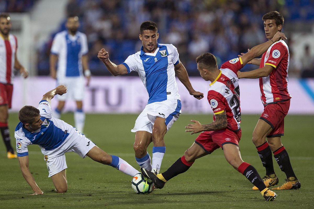 Szymanowski y Pires luchan el balón con Pablo Maffeo.