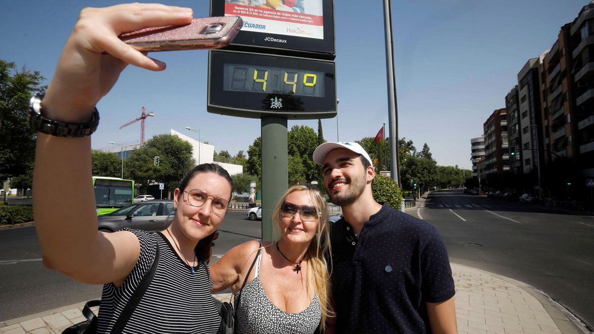 Turistas se fotografían con un termómetro en Córdoba