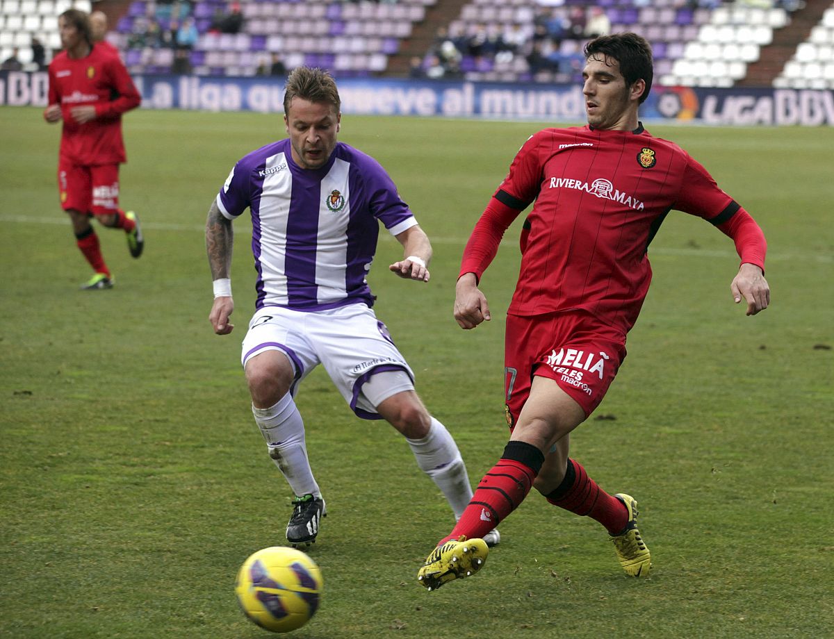 El defensa del Mallorca Pedro Bigas y el centrocampista alemán del Valladolid Patrick Ebert luchan por el balón.
