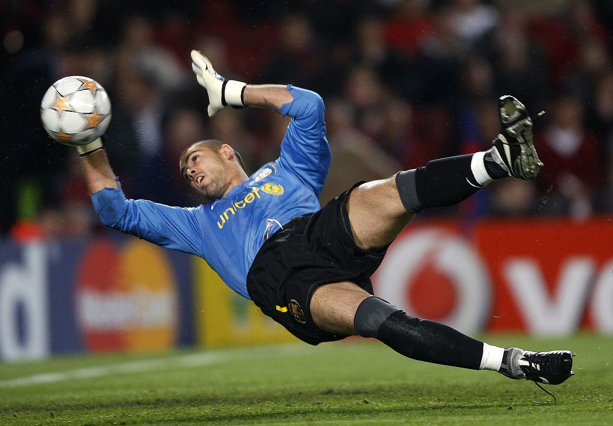 El portero del Barça, Victor Valdes, para un balón en un partido de Champions contra el Schalke 04.