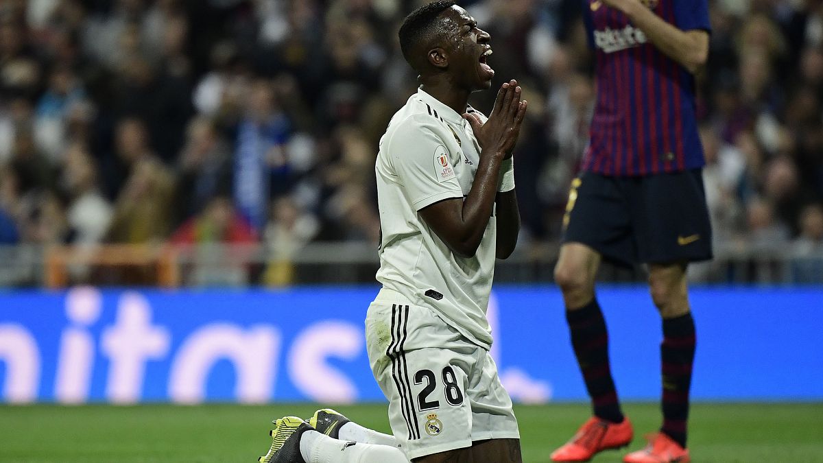 Vinicius Jr. se lamenta de un error.