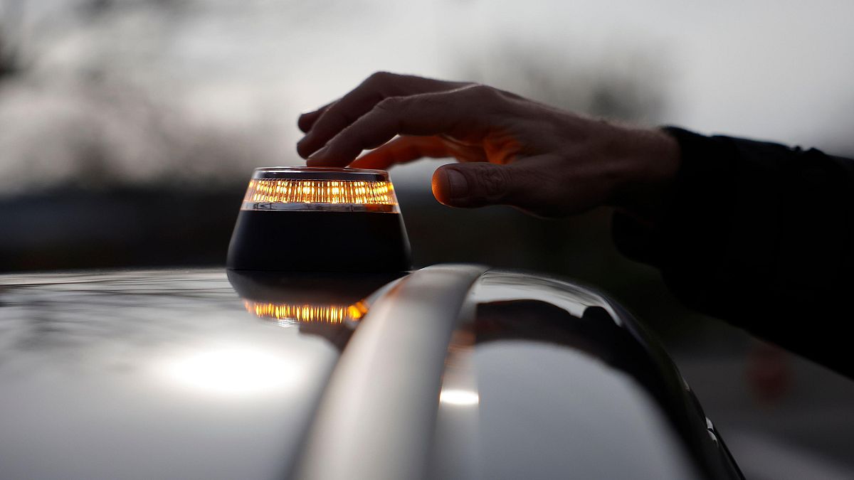 Interior no multará por un periodo "razonable" a conductores que no lleven la  baliza V-16