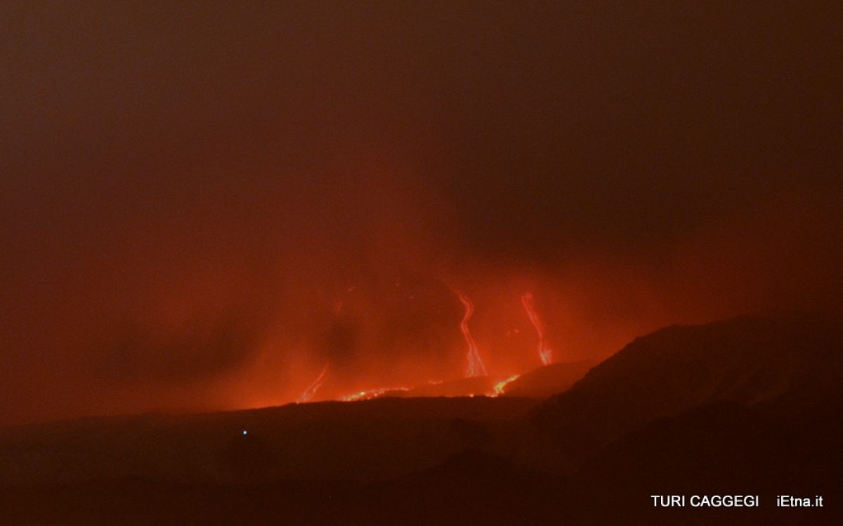 Vista de los ríos de lava que descendían por el Etna el pasado 28 de diciembre.