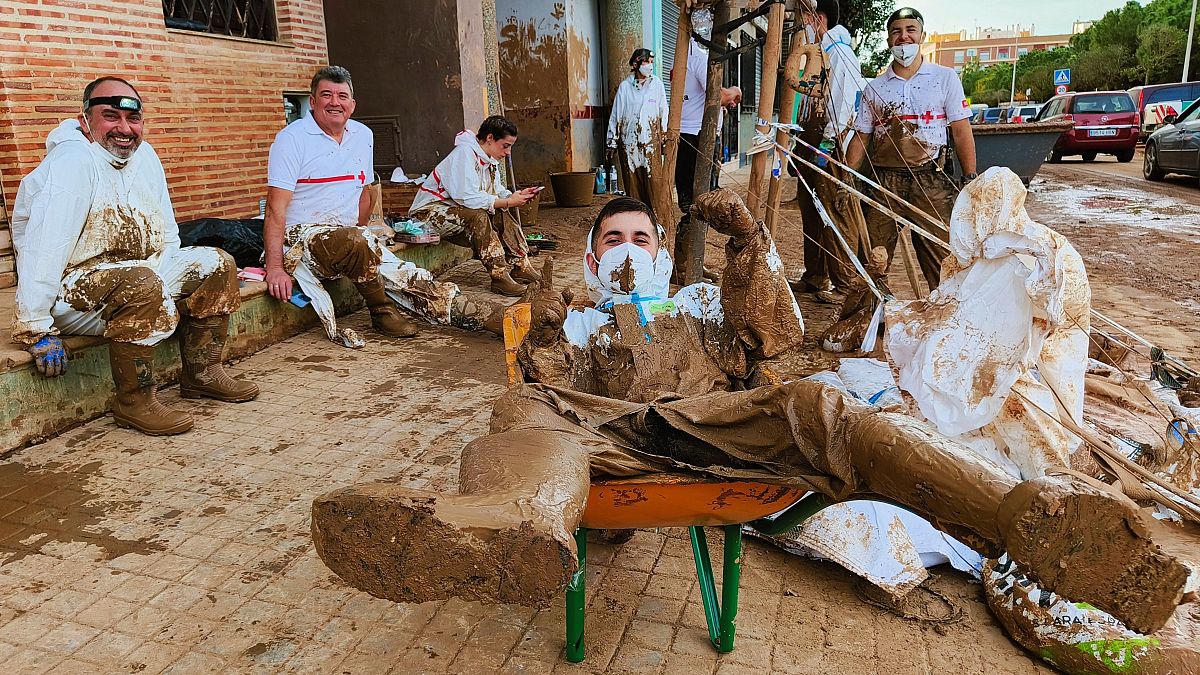 Voluntarios limpian una calle en Catarroja tras las inundaciones