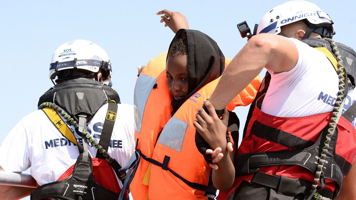 Voluntarios del Aquarius rescatan a una mujer