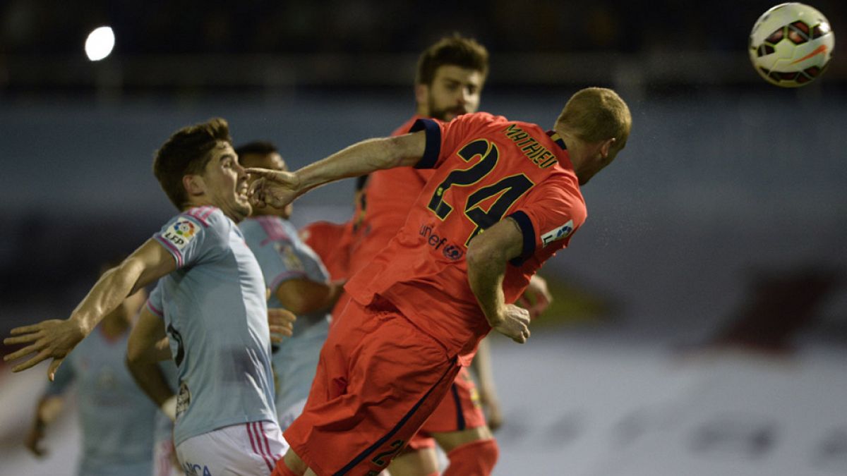 Un cabezazo de Mathieu le ha dado la victoria al Barcelona en Balaídos, donde el Celta pudo haberse llevado algo más ante el líder de la Liga.