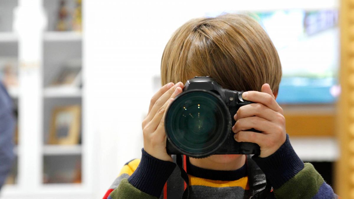 Los jóvenes buscan carretes: el auge de la fotografía analógica en plena  era digital