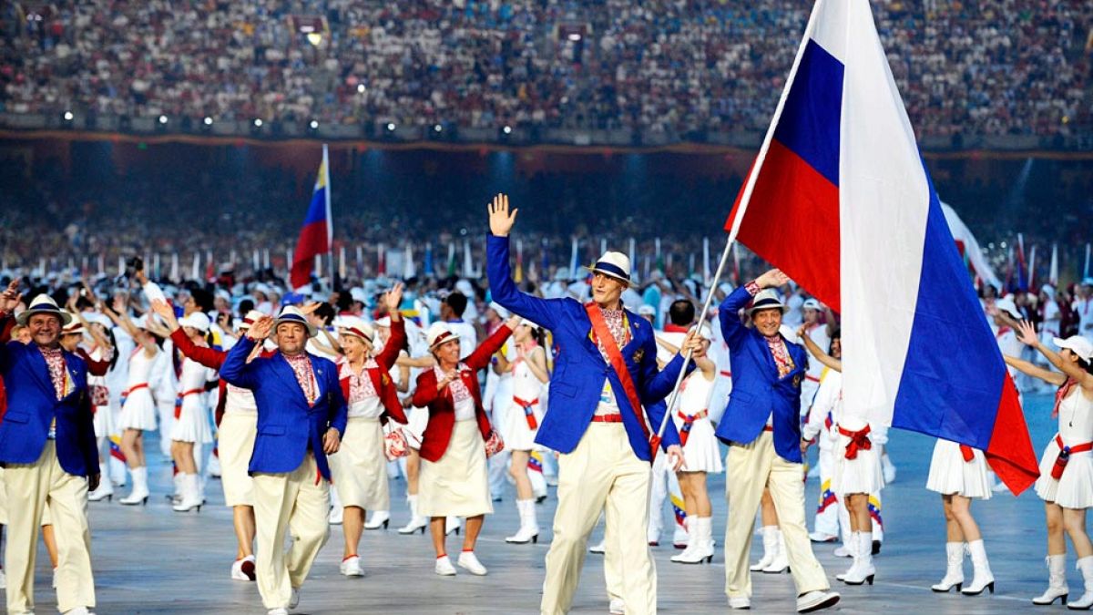 Determinado atleta ruso con vestimenta deportiva que ejemplifica