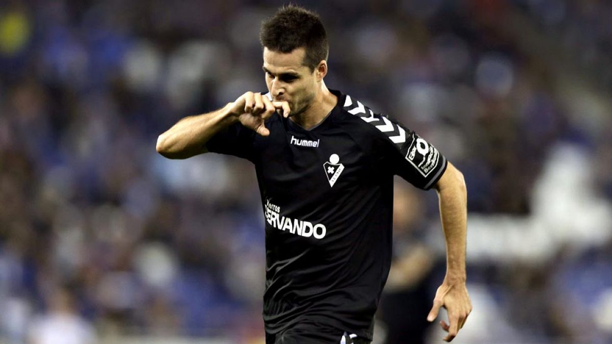 El Eibar sacó del partido al Espanyol con dos goles en cinco minutos, en el 33 y el 38, y obligó al anfitrión, gris, a buscar la gesta con insistencia, aunque se quedó a medio camino tras un insuficiente tanto de Caicedo a falta de diez para el fina