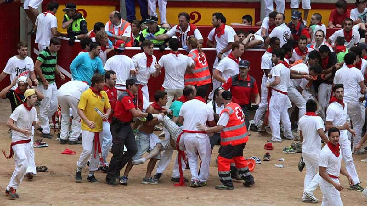 Pánico entre los corredores atrapados a la entrada de la plaza de Pamplona