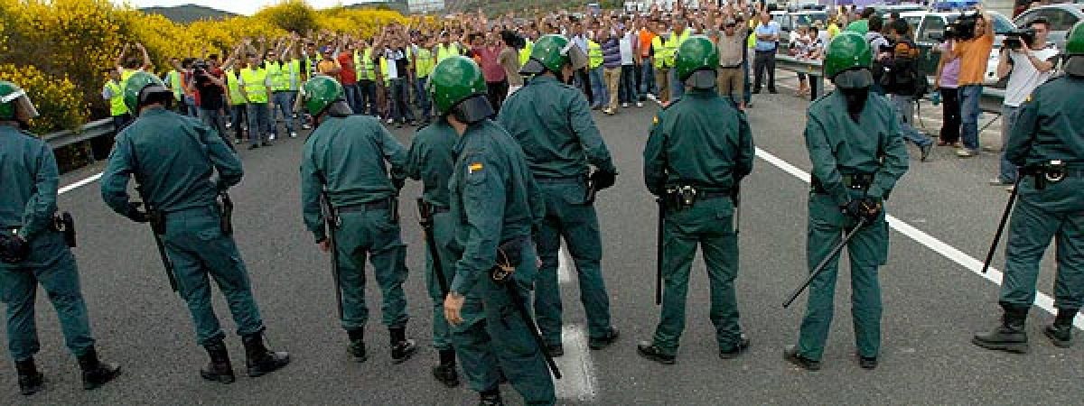 Los Antidisturbios Despejan La A 1 Donde Han Sido Detenidas 34 Personas Rtve Es