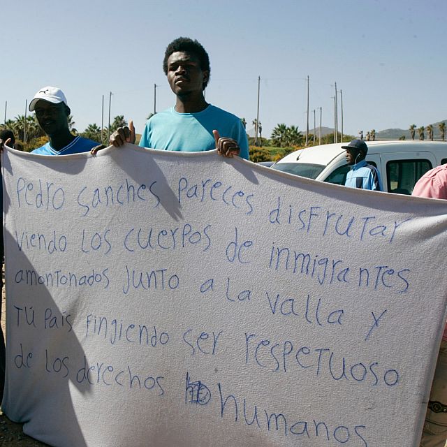 Los migrantes que saltaron la valla esperan una resolución