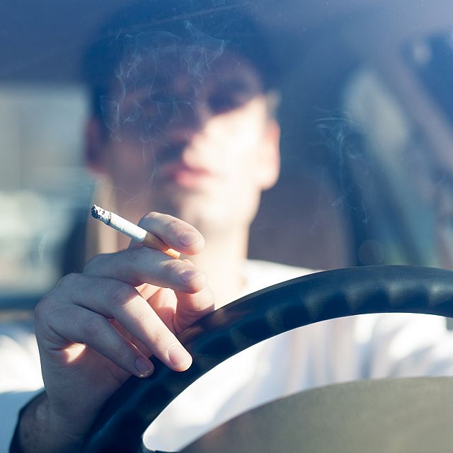 ¿Fumar en el coche tiene los días contados?