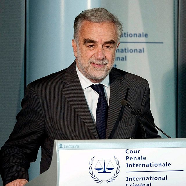 Ocampo: "Podría juzgarse a Putin por desplazar a ucranianos"